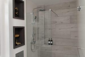 baño con ducha y 2 botellas de vino en Santa Ocean View, en Mindelo 24 fotos más