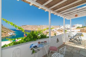 una vista dal balcone di una casa con tavolo e sedie di Ceramic Lempesis House a Cherronisos