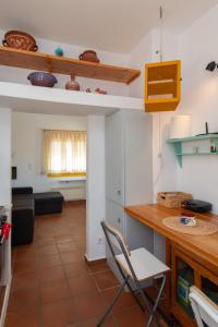 una cucina con un tavolo e una sedia in una stanza di Ceramic Lempesis House a Cherronisos Altre 24 foto