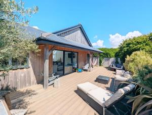 une grande terrasse en bois devant une maison dans l'établissement The Salt Shack - Bracklesham, à East Wittering