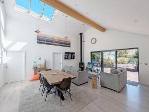 un salon avec une table et des chaises dans l'établissement The Salt Shack - Bracklesham, à East Wittering