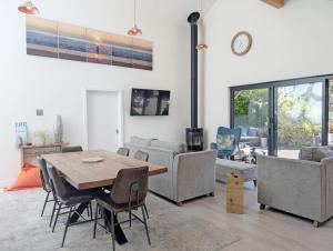 un salon avec une table et des chaises en bois dans l'établissement The Salt Shack - Bracklesham, à East Wittering