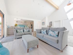 un salon avec deux canapés et une table dans l'établissement The Salt Shack - Bracklesham, à East Wittering