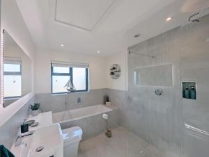 une salle de bain avec une baignoire, des toilettes et un lavabo dans l'établissement The Salt Shack - Bracklesham, à East Wittering 31 autres photos