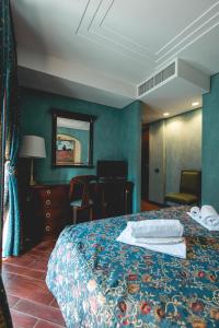 ein Hotelzimmer mit Bett und Spiegel in der Unterkunft Hotel Petite Fleur in Roccaraso