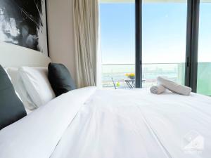 Ένα ή περισσότερα κρεβάτια σε δωμάτιο στο Breathtaking Studio with Balcony & Stunning Views +30 φωτογραφίες