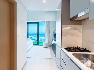 Η κουζίνα ή μικρή κουζίνα στο Breathtaking Studio with Balcony & Stunning Views