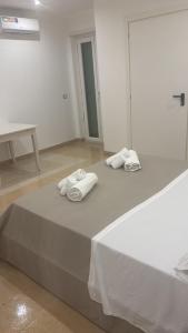 Zwei Handtücher liegen auf einer Ablage in einem Zimmer. in der Unterkunft Corte Vena Palace in Bianco