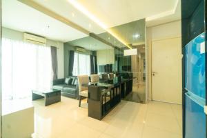 una sala de estar con un sofá y una mesa en Spacious 2BR Near Mall Thamrin, SCBD, en Yakarta