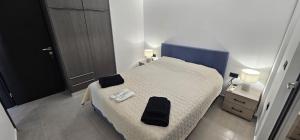 a bedroom with a bed with a blue head board at Centrale apartment in Mastihari