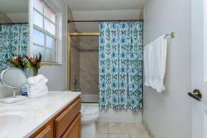 Koupelna v ubytování Sawgrass Estates + 42 fotografií