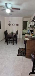 a kitchen and dining room with a table and chairs at Alojamiento cómodo en Cancún in Cancún