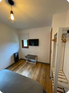 a room with a bed and a bench in it at Cabaña de Luxe en la Estepa in San Carlos de Bariloche