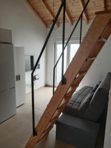 escalera en la sala de estar con sofá en Casa Padie, en La Orotava