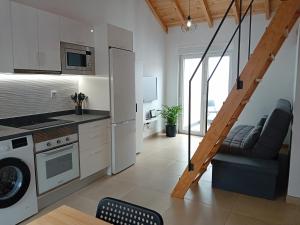 Una cocina con una escalera que conduce a una sala de estar. en Casa Padie, en La Orotava