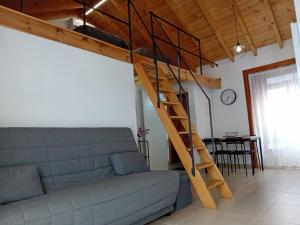 Una sala de estar con un sofá y una cama alta. en Casa Padie, en La Orotava