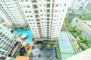 Una vista aérea de edificios altos y un río. en Spacious 2BR Near Mall Thamrin, SCBD, en Yakarta