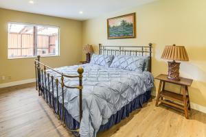 una camera da letto con un letto e un tavolo con una lampada di Fenced Yard and Outdoor Bar Hillside Paicines Home! a Paicines