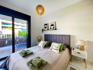 Postel nebo postele na pokoji v ubytování Luxury Ground Floor Apartment in Flamenca Village + 35 fotografií