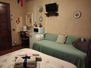 a living room with a couch and a microwave at Casa Irene in Torri di Quartesolo