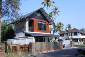コーチにあるSeaside Stories Premium Beach Villa Kochiのオレンジ・ホワイトの家
