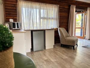 a living room with a desk and a chair at Casa Madeira 3 in Everton 