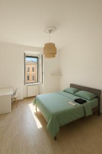 ein Schlafzimmer mit Bett, Schreibtisch und Fenster in der Unterkunft Casa Celeste b&b Navigli in Mailand