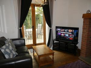 TV a/nebo společenská místnost v ubytování Measure Cottage - Sleeps 4 - Private Hot tub and garden