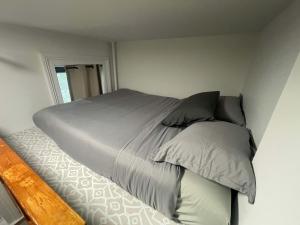 Ένα ή περισσότερα κρεβάτια σε δωμάτιο στο Renovated Studio in Union Square +7 φωτογραφίες