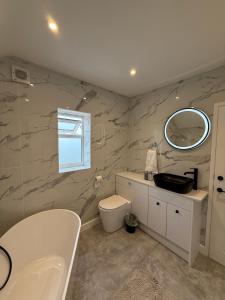 Ένα μπάνιο στο Business or Bliss - Stylish Lincolnshire Retreat +17 φωτογραφίες