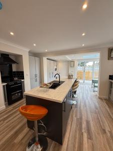 Η κουζίνα ή μικρή κουζίνα στο Business or Bliss - Stylish Lincolnshire Retreat