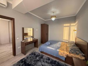 Un dormitorio con una cama, una cómoda y un espejo. en apartment with view of Ala-Too, en Bishkek