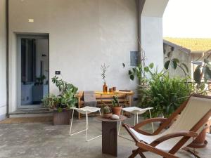 a patio with chairs and a table with plants at cascina lago in Montorfano