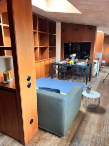 a living room with a blue couch and a table at Appartamento di design a Brera AC, Wi-Fi e lusso in Milan