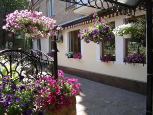 una casa con flores a un lado. en Gallery Hotel Gintama, en Kiev