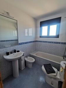 Un baño con lavabo, inodoro y bañera. en Villa Sol Naciente, en Lajares 24 fotos más
