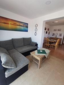 una sala de estar con un sofá y una mesa en Villa Sol Naciente, en Lajares