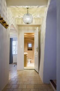 圣保罗-德旺斯Apt Cezanne的走廊上设有白色门和吊灯