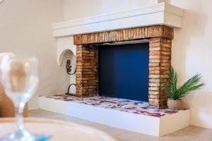 圣保罗-德旺斯Apt Cezanne的蓝色壁炉，桌上放着一杯葡萄酒