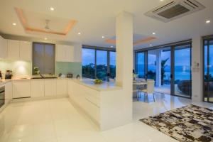 Nhà bếp/bếp nhỏ tại 3 Bedroom Seaview Villa Pomelo
