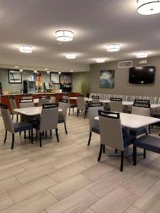 Телевизор и/или развлекательный центр в Best Western Tallahassee Downtown Inn and Suites