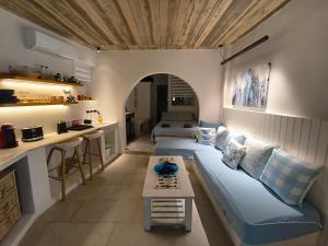 Khu vực ghế ngồi tại Kalli's tranditional renovated house in Chora Ios