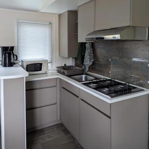 Kuchyň nebo kuchyňský kout v ubytování Mobil-home confort - Camping 4 étoiles - Clim et plage