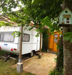Κήπος έξω από το Glamping du loup garou