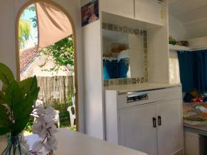 Η κουζίνα ή μικρή κουζίνα στο Glamping du loup garou +9 φωτογραφίες