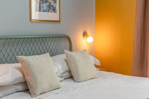 Ένα ή περισσότερα κρεβάτια σε δωμάτιο στο Barceloneta Experience Suite & Rooms