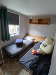 Postel nebo postele na pokoji v ubytování mobilhome vue mer accès direct plage sable fin SEMAINE UNIQUEMENT
