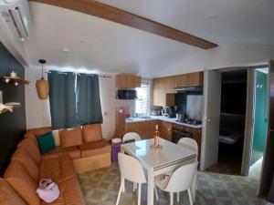Kuchyň nebo kuchyňský kout v ubytování mobilhome vue mer accès direct plage sable fin SEMAINE UNIQUEMENT