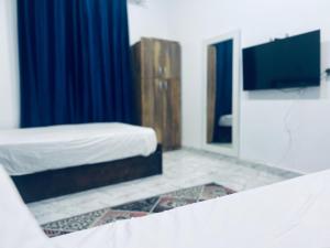 Postel nebo postele na pokoji v ubytování Neat & Modern Studio 2Mins Pyramids - Royal desert Inn