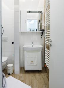 Ένα μπάνιο στο Rebany Apartman 2 Free parking